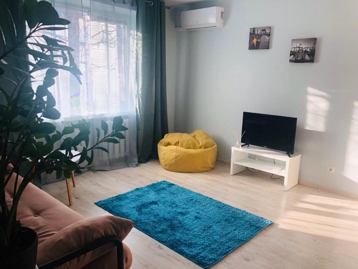 Stylish And Comfortable Apartment In The Center Cherkasy Exterior photo